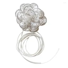 Kedjor Elegant halsband med glittrande strass sofistikerade blomma hängande snygga halsbands prydnad
