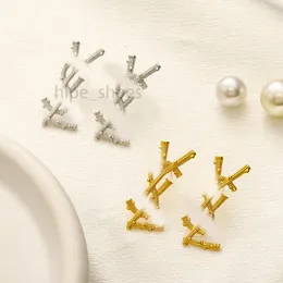 Brincos de designer minimalista chiques com design geométrico de letra de ouro de aço de titânio em forma de Y 18K, perfeito para festas de casamento e desgaste diário
