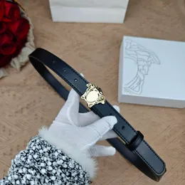 Classica fibbia liscia Donne Cowhide Cintura Designer Luxury Designer Larghezza Cintura di 2,5 cm Fantasca Fashi