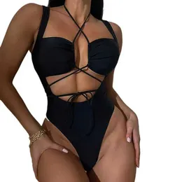 Swimwear femminile Caldo che vende costume da bagno all-in-one sexy nella nuova estate del 2024 in donne europee e americane allacciata in bikini vuoto Open J240403