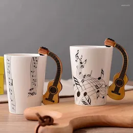 Muggar 240 ml Creative Music Ceramic Mug Guitar Violin Style Söt kaffete Mjölk Stave och koppar med handtag Nyhetsgåvor