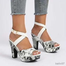 Klänningsskor Fashionabla kvinnors Snakskin -mönsterblock klackade sandaler med Peep Toe och Crisscross Strap Slingback Platform Heels för komfort och stil