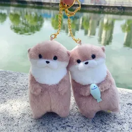 Keychains Lanyards Söt Otter Holding Fish Plush Keyring Lätt hängande hänge som används för skolväska Key Plånbok Q240403