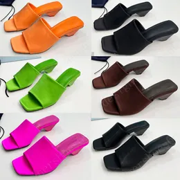 Saten Slaytlar Siyah 1xx725 Tasarımcı Slaytlar Sandalet Sandaletleri Kadın Slaytlar Yaz Sandalları İkonik Geometrik Şekli Üçgen Topuk Slaytları Vintage Zarif Sandal Saten Sandalet