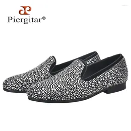 أحذية غير رسمية Piergitar يدويًا يضيء بلورات بيضاء من الرجال Moccasin الأسود من جلد الغزال المبتذلة على الحفل