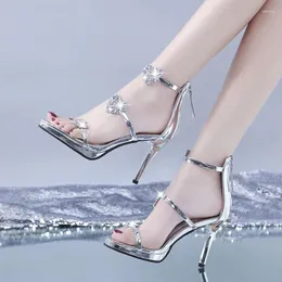 Sandalet 2024 yıldız favorileri seksi yüksek topuklu kadın yaz topuklu ayak bileği ayakkabıları rhinestone kalp ayakkabı kadın gümüş şampanya için