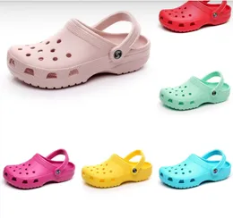 Tasarımcının yeni sevimli delikli ayakkabıları yaz çift plaj ayakkabıları anti -slip slip casual sandaletler dış aşınma ve terlik fabrika ayakkabıları