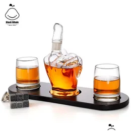 Outro conjunto de uísque de vidro Drinkware com uma garrafa de formato do dedo médio dois xícara de cristal e moldura de madeira como recipiente para gota entregar dh2kw