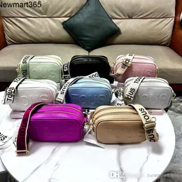 Şık PU düz renkli küçük kare çanta 2024 benzersiz tasarımlı kadınlar için yeni tek omuz çantası moda doku crossbody çanta