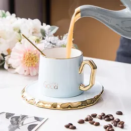 Tassen Untertassen Keramik Gold Rand Kaffeetasse und Untertassen -Set Griff Tee -Saftgetränk Wasser handgefertigt Erdbeermilch Kubek Keramiczny