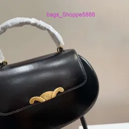 Fabriken säljer högkvalitativa handväskor Real Leather Mouth Röda kuvert Triumphal Arch Saddle Bag Mini Small 2024 Ny hörlurshandhållare Messenger