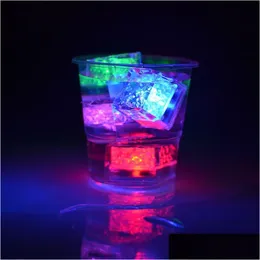 Andra festliga festförsörjningar Vattentäta LED Ice Cube MTI Color Changing Slow Flash Novelty Liquid Sensor Water Submersible för Weddi DHMZC