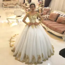 Klänningar 2018 underbara bollklänning bröllopsklänningar från axel guldapplikationer pärlstav tyll saudi arabiska bröllopsklänningar plus storlek brud gow