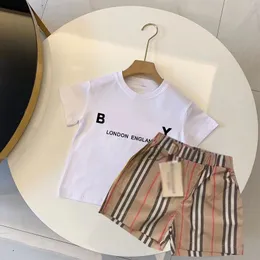 Barnkläder Summer Fashion Able Children's Set Short Sleeve T-shirt Checkered Striped Pants Little Letter Men's and Women's Shorts stilig tvådelar