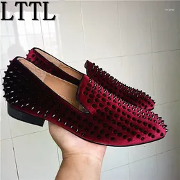 Casual skor lttl rött vin sammet svarta spikar loafers mäns rökning toffel lägenheter bröllop fest män klänning grossist