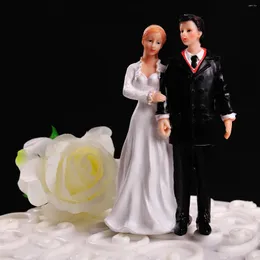 パーティー用品パーソナライズされた「ハンドイン冬」人形の花嫁と花groomの置物面白いウェディングケーキトッパースタンドトッパー