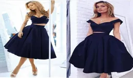 İki parça Kısa lacivert Homecoming Elbiseleri 2018 Omuz Kapalı Bir Çizgi Diz Uzunluğu Mini Prom Partisi önlükleri Saten Vestido de Fest2362125