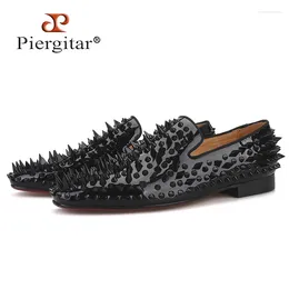 Casual Shoes Piergitar 2024 Black Patent Leather Men Handmade med olika former av spikar Fashion Party Loafers herrlägenheter