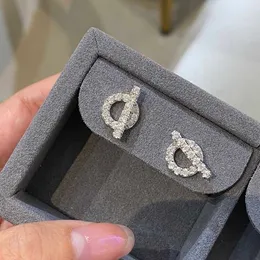 Brincos de designer de luxo leves fêmea pequena diamante completo porco prateado puro Diamantes quebrados diamantes artificiais exclusivos com logotipo