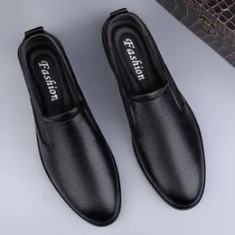 Lässige Schuhe Nicht-Schlupf-Männer echte Leder-Leder-Leichtgewichte Herren Mode Outdoor Walking Luxus Bräutigam