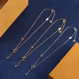 Fyra-löv klöver guldpläterad kedjehalsband mode Pretty Necklace Designer för kvinnors alla hjärtans dag bröllop present Designer smycken gratis porto.