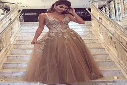 2021 Sexig PUMGING V Neck Champagne A Line Tulle Evening Dresses Spaghetti Straps spetsapplikationer Lång prom klänning Formell parti GOWN3498720