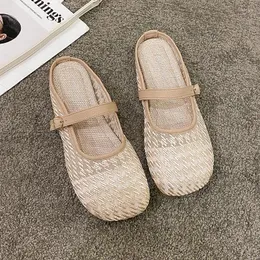 Sandaler Kvinnors sommartrender 2024 Ladies Loafers Shoes For Women Luxury Flat Barefoot Fashion Outdoor Heeled tofflor