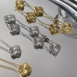 Neue Luxusblumen -Anhänger Halskette Armband Ohrringe Gold plattiert Edelstahl Klee Schmuck Set für Frauen Weihnachtsgeschenk