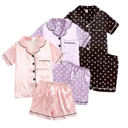 Summer Kids Girls Pajamas Set Serce Print STRAZJA SILK TOP TOP PAN KRÓTKOWE SKRÓTIE SET Zestaw Silk Pajamas dla dziewczynki snu 240408