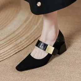 2023 스프링 여성 Mary Jane Shoes 하이힐 드레스 검은 가짜 스웨이드 펌프 금 버클 스퀘어 발가락 얕은 보트 신발 1056n 240329