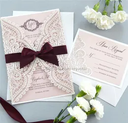 Weißer Chantilly Lader Laser Cut Wrap Einladung Weißer Laser -Schnitt Hochzeitseinladung mit Blush Shimmer Insert und Burgundy Ribbon 5408949