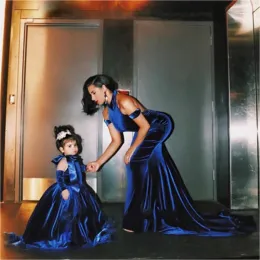 Abiti 2019 Cute Royal Blue Velvet Stuggy Flower Girl Abites di alta qualità Halter Halter senza schienale Pretty Little Little Kids Abito per G