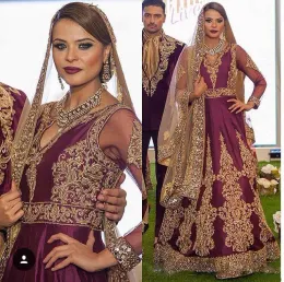 Sukienki Burgundowe satynowe Włochy Arabskie suknie ślubne 2017 v szyja złota koronkowe koraliki z długim rękawem vestidos de novia ślubne sukienki ślubne