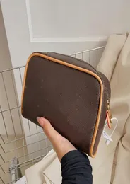 L Mulheres Bolsas de Cosméticos Casos de Bola Design de Bolsa Noturse vendida bolsas de embreagem Bolsa de designer de couro Mini carteira longa ME5118997