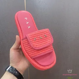 Klasyczne designerskie kapcie Summer Nowy trójkąt Crochet Flatform Slides Women Sandals Ręcznie tkane sandały grube podeszwy kapcie podwyższone kapcie