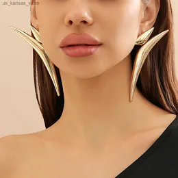 Charm Exaggerated Geometry Long Curved Drop Earrings Fashion Aesthetics Thick Metal Triangular Earrings Womens Trendy Stage Jewelry240408