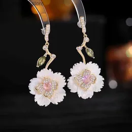 Charm Newly designed earrings with cubic zirconia inlaid temperature white imitation Beritarian shell flower earrings suitable for women240408