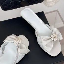 Sandálias de dedo do dedo do dedo da mulher de renda feminino deslizam os chinelos slingbacks vestir damas com tacho bowknot strass camellia flor mules 24sss garotas de verão sapato de praia ao ar livre sapato casual