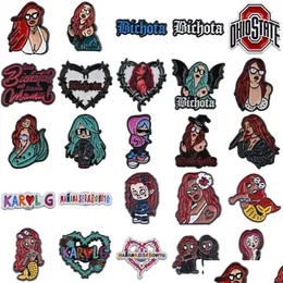 Pins, Spille mercoledì Adams Famiglia Pins Pins Kral G Badge Cartoon di Natale all'ingrosso Bassero Custom Metal smalto Delivery Delivery JE Dhtau