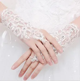 Chic Spitze applizierte kurze Hochzeitshandschuhe Fingerlose Handschuhe für Frauen Braut Weiß Elfenbein Perlen Luva de Noiva Brautzubehör AL79091195