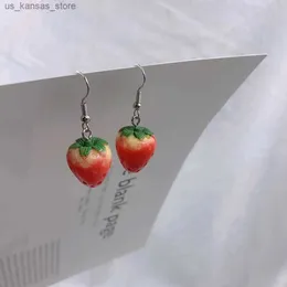 Charm Fashionable and Simple Acrylic Strawberry Pendant Earrings High Quality Girls Pendant Earrings Womens Gifts Cute Jewelry240408