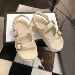 Babyskor sommar barn designer sandal mode brev barn småbarn högkvalitativ strand inomhus sandaler pojkar flickor non-halp casual glides grossist withbox withbox