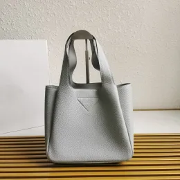 Leder -Mini -Taschen -Modedesigner -Tasche Reverse -Nähte betont die weiche Rundheit der Silhouette dieser Handtasche mit Kasten