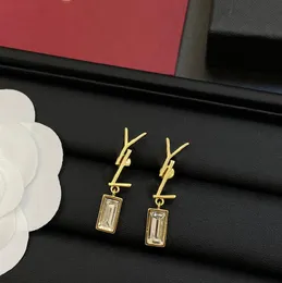 Popüler 18K Gold Placated Dangle Küpe Şık Tasarımcı Mektubu Küpe Kulak Dair Saplama Kadınlar İçin Yüksek Kalite Bayan Düğün Partisi Takı Aksesuar