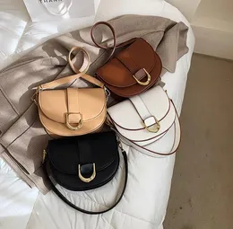 외국 스타일의 작은 가방 여성 2024 새로운 패션 크로스 바디 백 네트워크 레드 폭발 단일 어깨 안장 가방