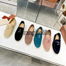 Modedesigner klänningskor casual skor kvinnor metall spänne läder skor loafers klassiska flickor knapp spetsiga skor utomhus gummi sulad solid färg loafers