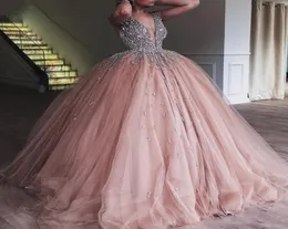 Luxury Ball Bown Quinceanera Dresses 2020 V Neck Crystal Pärled Prom Party Gowns Sweet 16 Birthday Dress Vestido de 16 Anos5217521