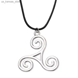 Pendant Necklaces The Movie Teen Wolf Triskele Triskelion Inspired Pendant Necklace Silver Color Steel Round Women Jewelry Gifts240408IUBL