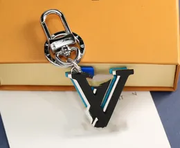 Дизайнерская буква для ключей V