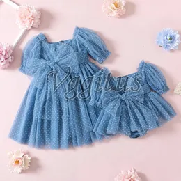 여자 아기 여름 가족 일치 의상 폴카 도트 오픈 백 메쉬 귀여운 드레스와 활 차체 쌍둥이 자매 E1238 240327